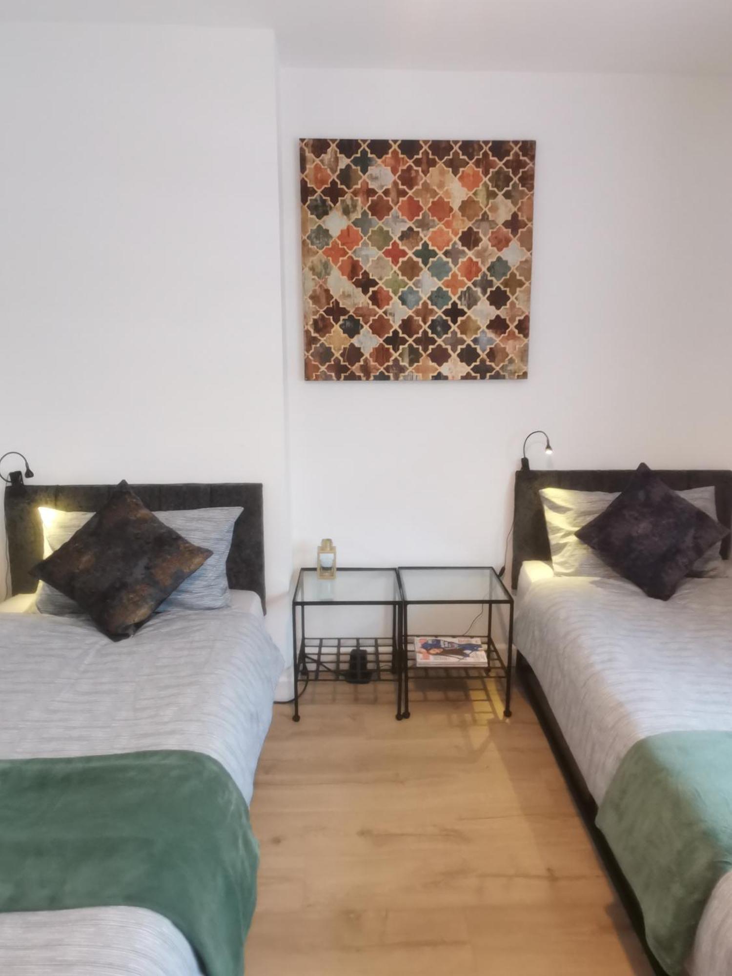 Contemporary 3 Bedroom House With Garden And Private Parking Holiday home Nottingham