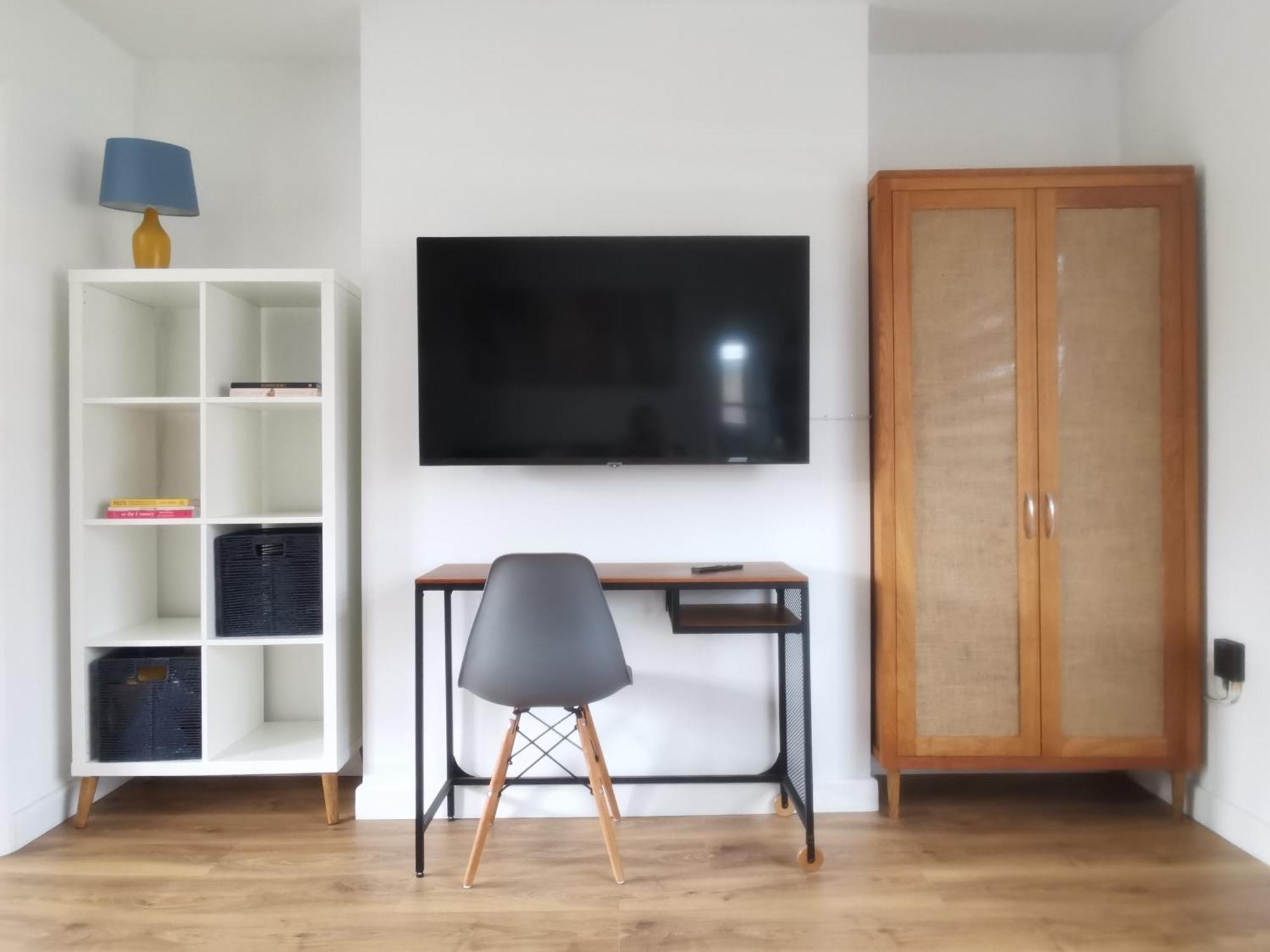 Contemporary 3 Bedroom House With Garden And Private Parking Holiday home Nottingham