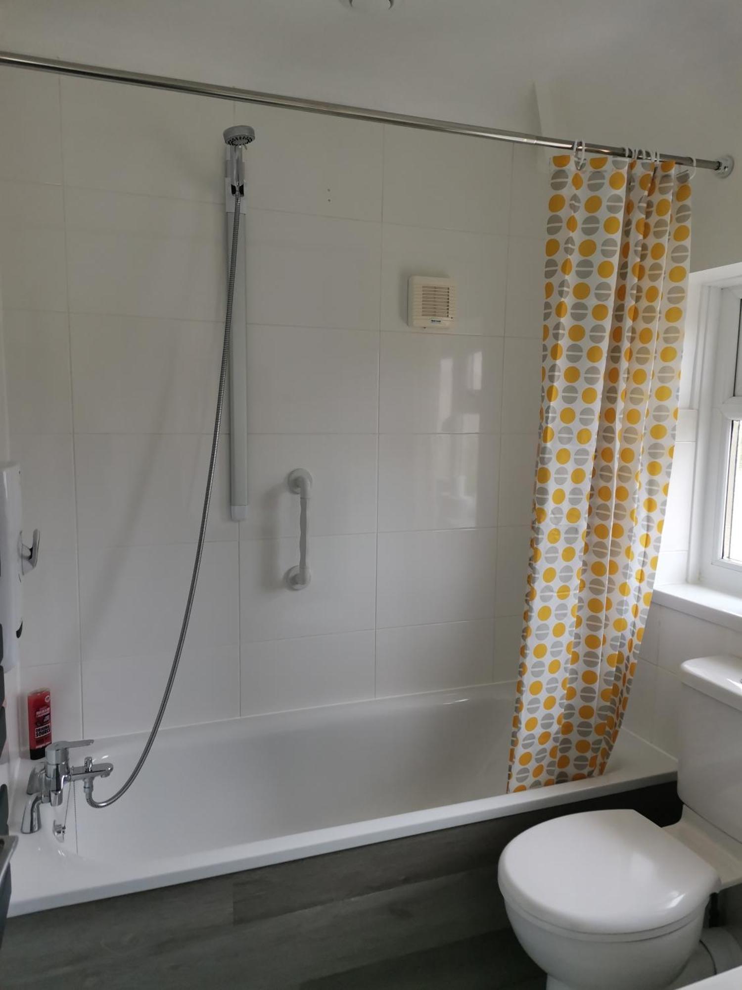Contemporary 3 Bedroom House With Garden And Private Parking Holiday home